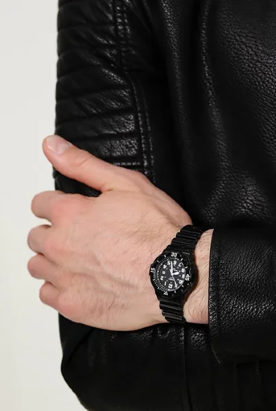 Наручные часы Casio  LRW-200H-1B